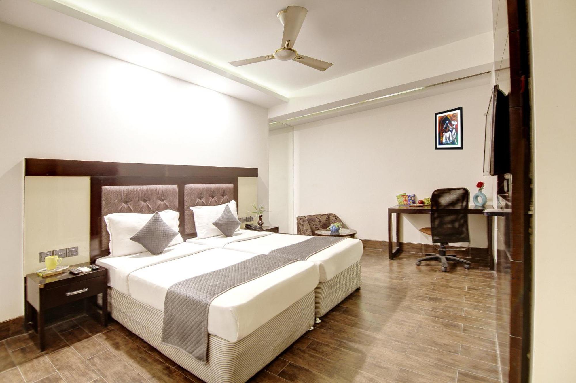 Hotel Good Times Near Ganga Ram Hospital And Karol Bagh Metro Delhi  Exterior photo