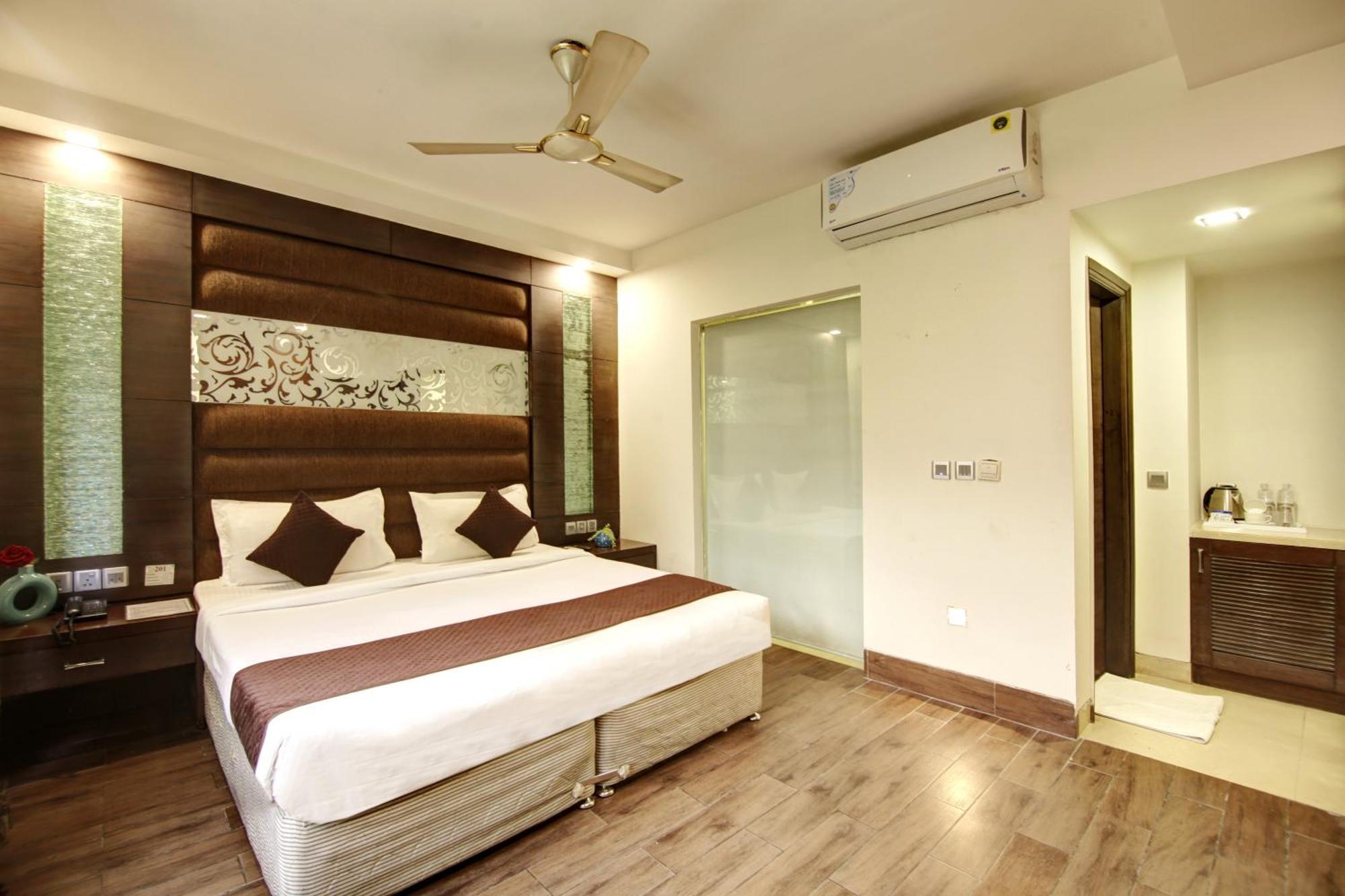 Hotel Good Times Near Ganga Ram Hospital And Karol Bagh Metro Delhi  Exterior photo