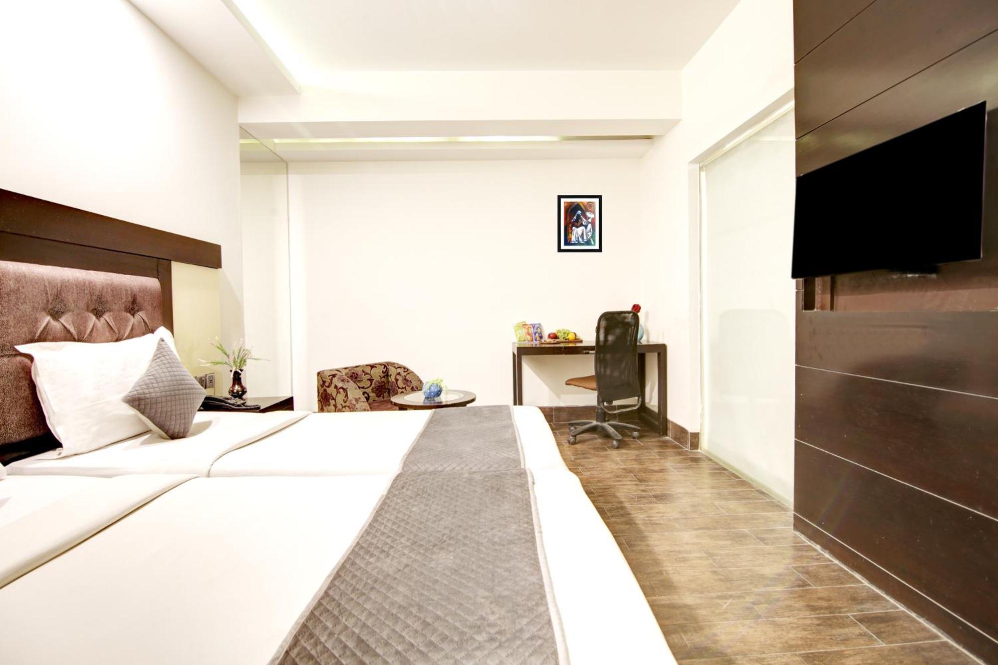 Hotel Good Times Near Ganga Ram Hospital And Karol Bagh Metro Delhi  Exterior photo