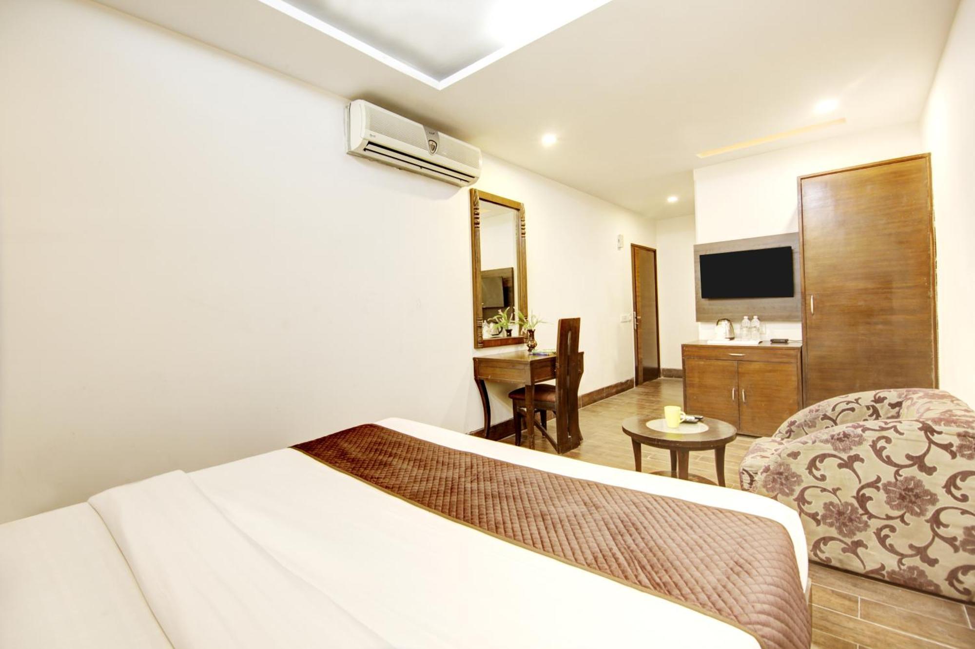 Hotel Good Times Near Ganga Ram Hospital And Karol Bagh Metro Delhi  Exterior photo