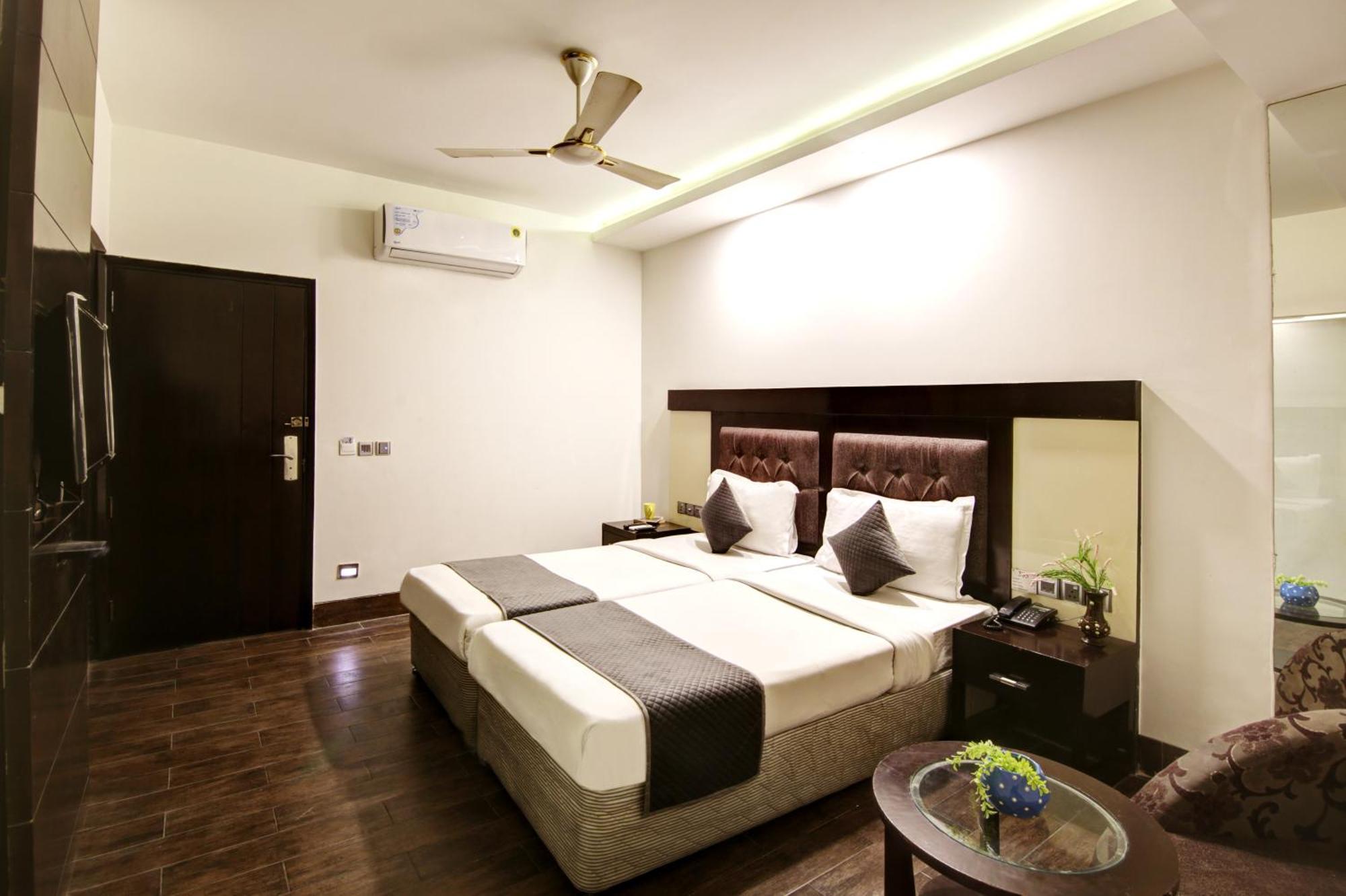 Hotel Good Times Near Ganga Ram Hospital And Karol Bagh Metro Delhi  Exterior photo